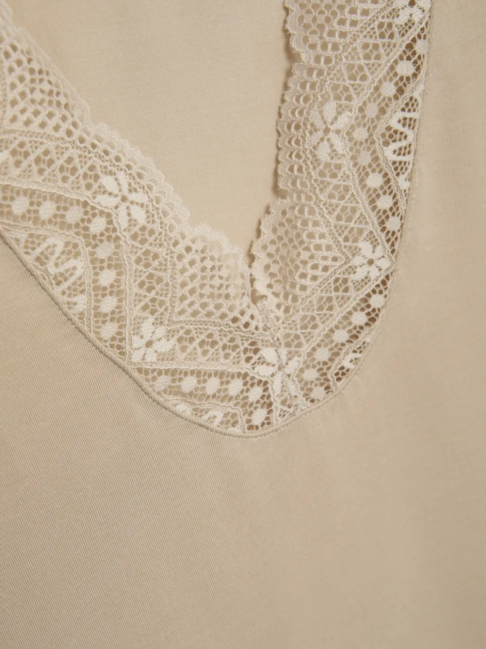 Top aus Modal mit zarter Spitze