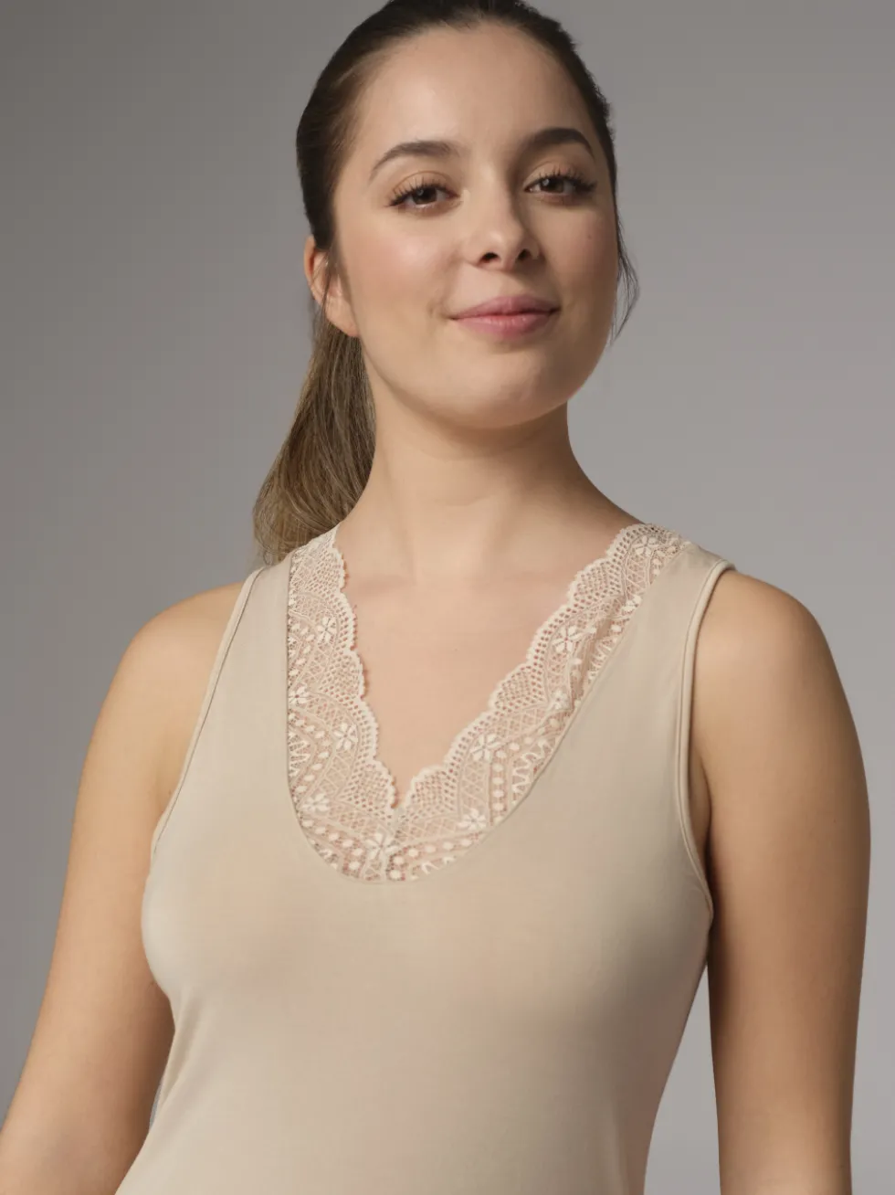Top aus Modal mit zarter Spitze