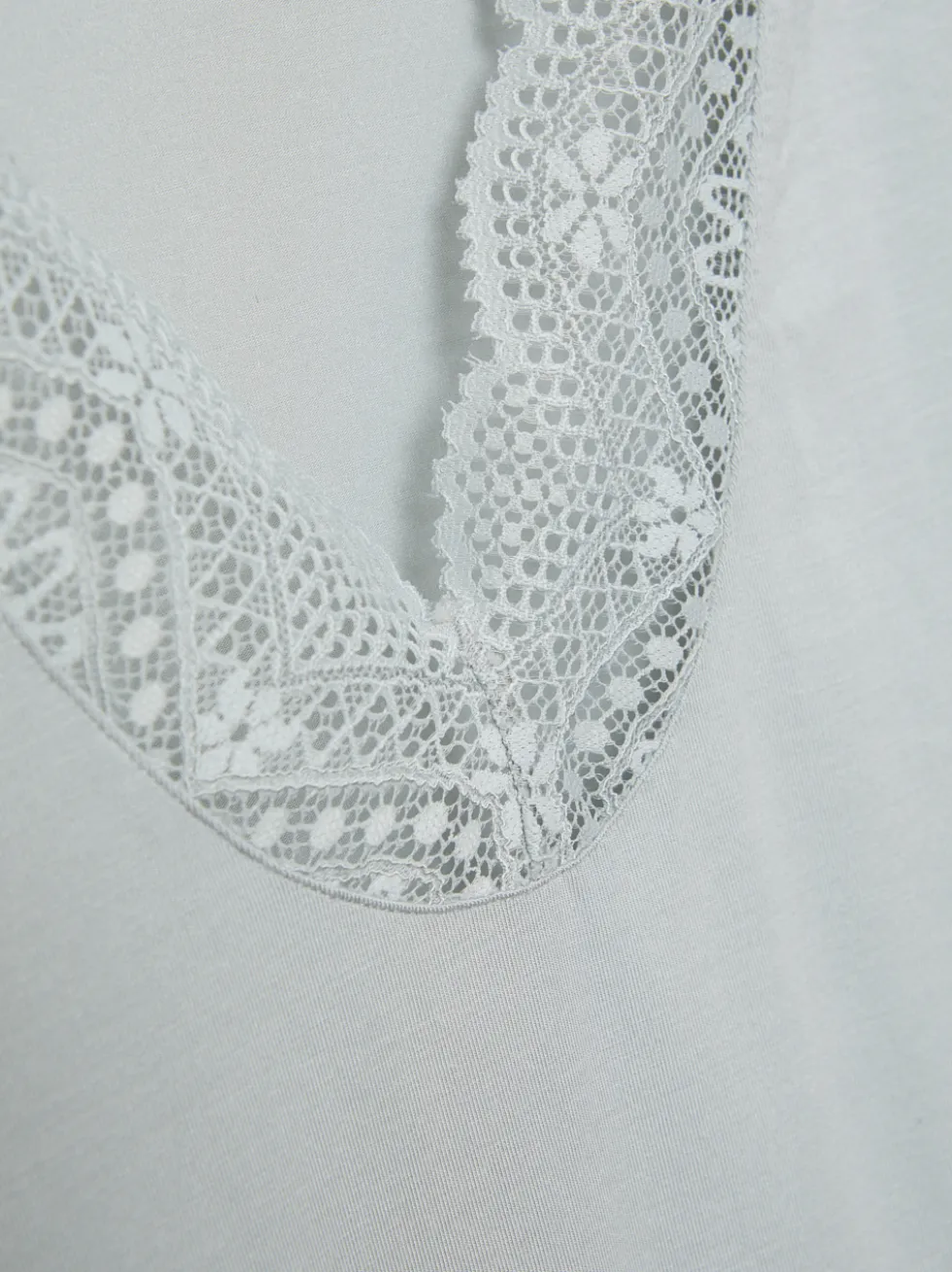 Top aus Modal mit zarter Spitze