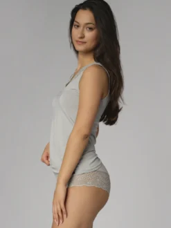 Top aus Modal mit zarter Spitze
